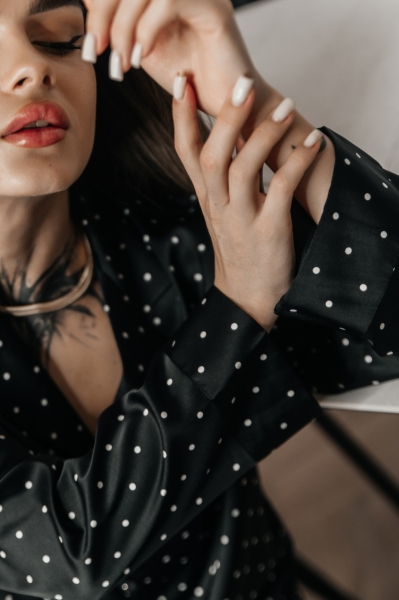 Шелковая пижама с брюками в горошек (черный) 50-52